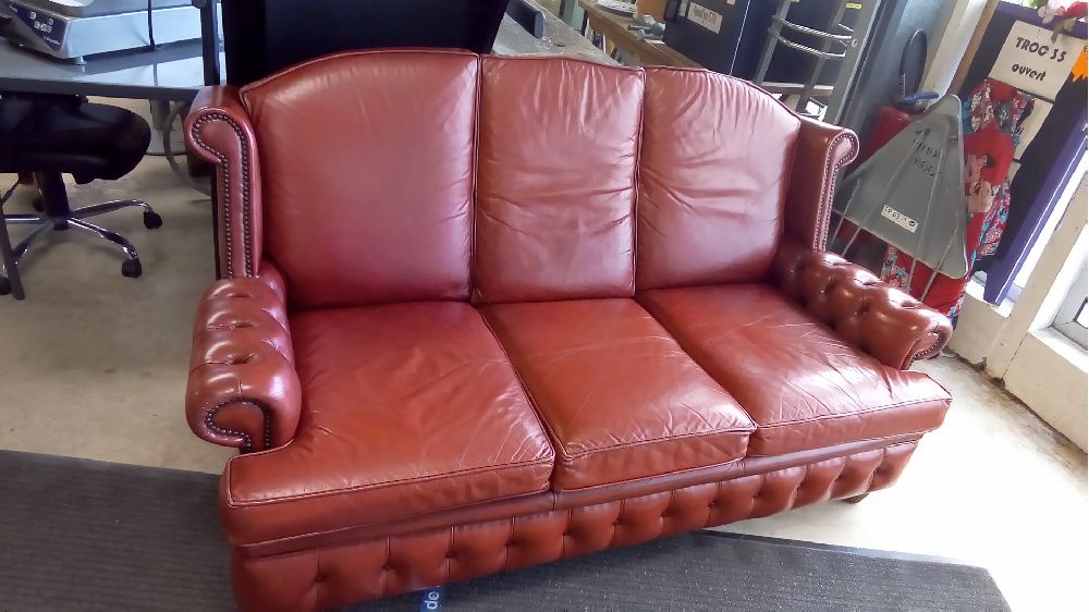 CANAPÉ CHESTERFIELD CUIR  ROUGE TBE