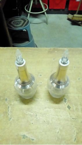 PAIRE DE CARAFES  VERRE ET MÉTAL ARGENTÉ