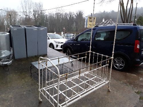 LIT DE BB 60X120 TUBE BLANC ET DORURE ABIMEE AVEC TIGE POUR CIEL DE LIT