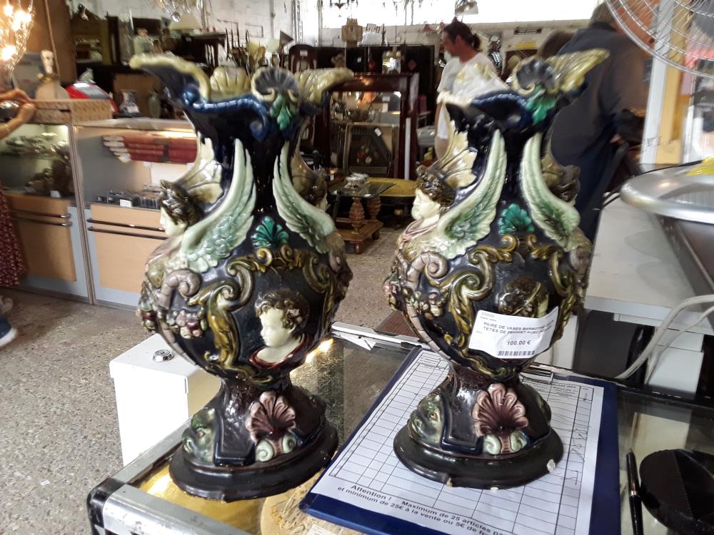 PAIRE DE VASES BARBOTINE DECOR TETES DE FEMMET AVEC ACCIDENT