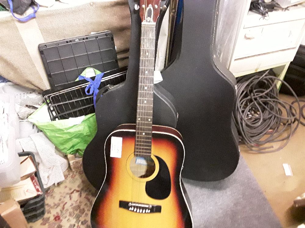 GUITARE CLASSIQUE  DAEWOO + ETUI RIGIDE ET ACCESSOIRES