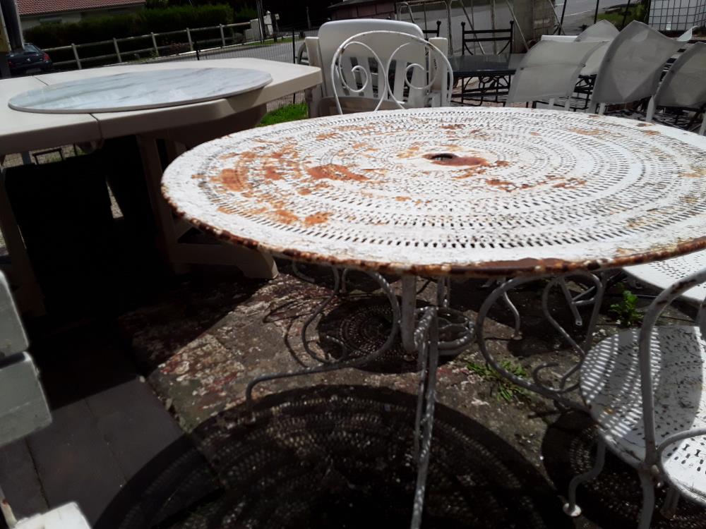 TABLE DE JARDIN RONDE 96CM PERFOREE A REPEINDRE