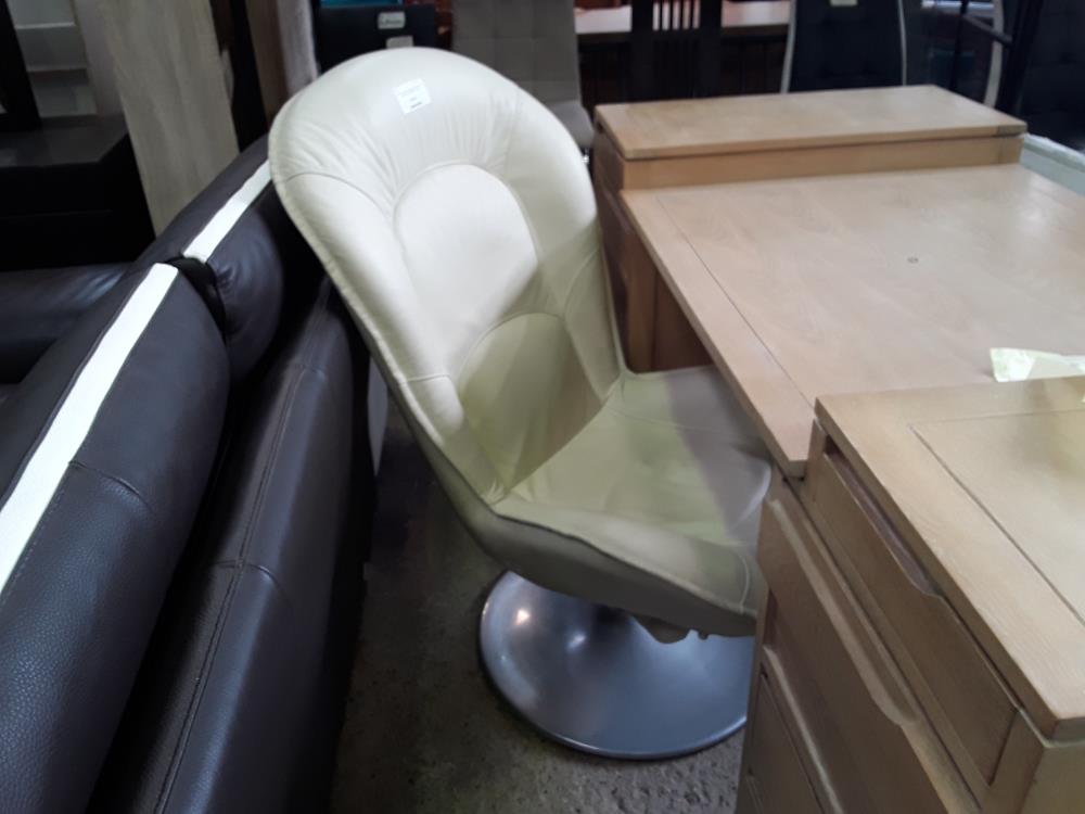 FAUTEUIL SIMILI IVOIRE AVEC TRACES  PIED TULIPE CHROME+ POUF