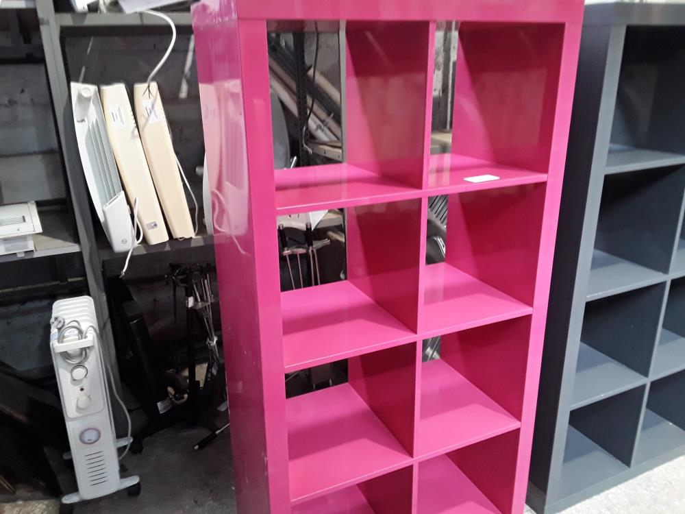 MUR ROSE LAQUE  8 CASES IKEA AVEC DEFAUT FROTEMENTS 