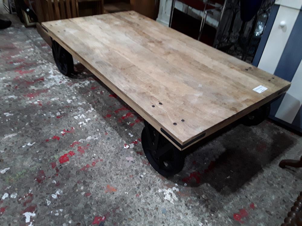 TABLE BASSE PLATEAU BOIS BRUT SUR ROUE MAISON DU MONDE 145/80/34CM