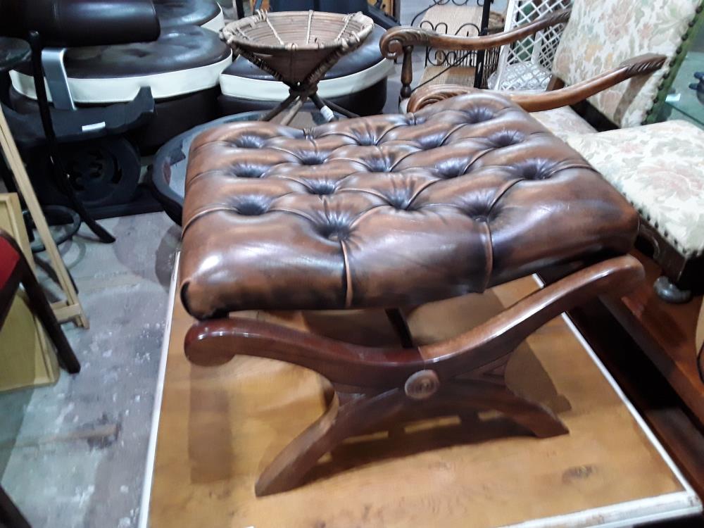 FAUTEUIL ANGLAIS SIMILI CUIR MARRON + REPOSE PIEDS TYPE CHESTERFIELD