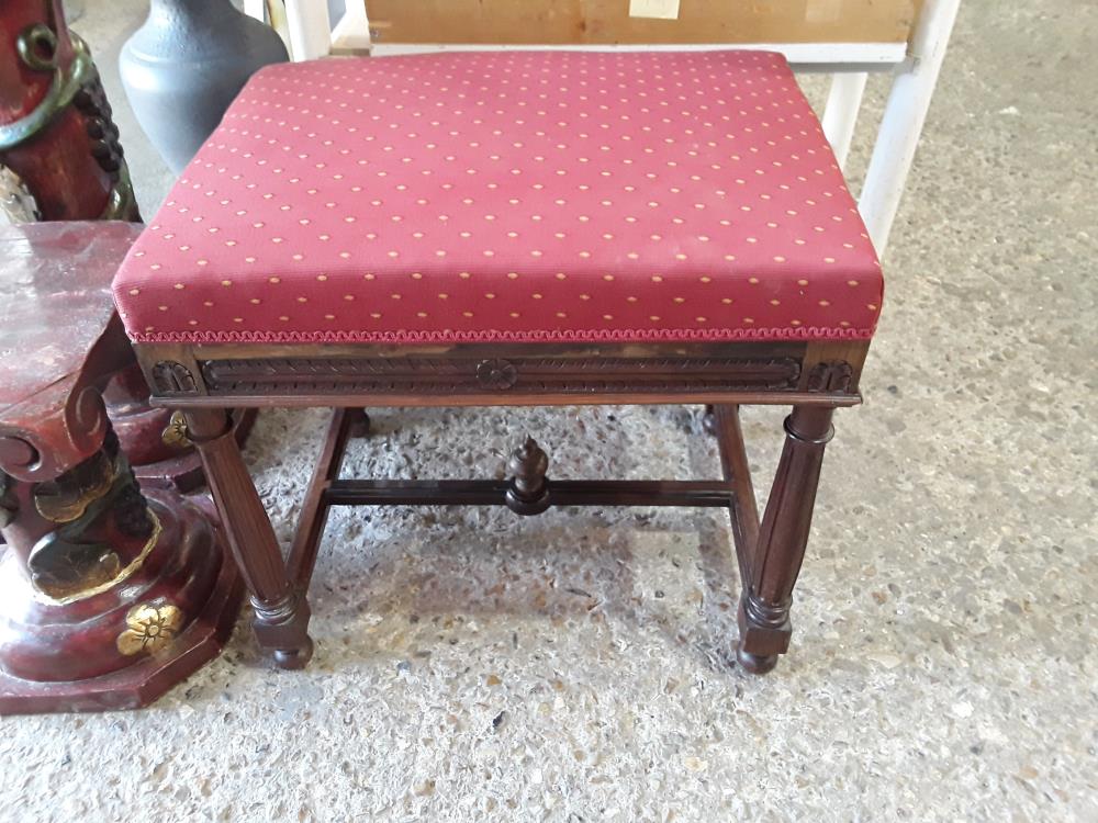BOUT DE CANAPE STYLE LOUIS XVI TISSUS ROUGE 