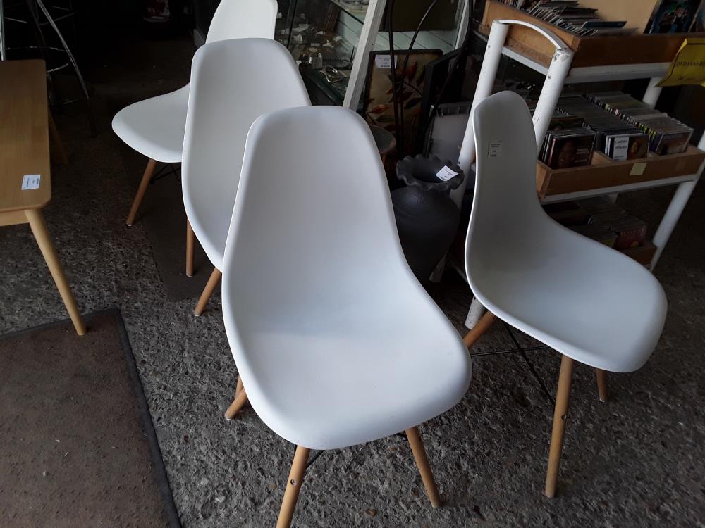SERIE DE 4 CHAISES COQUE PVC BLANCHE PIED BOIS NAT