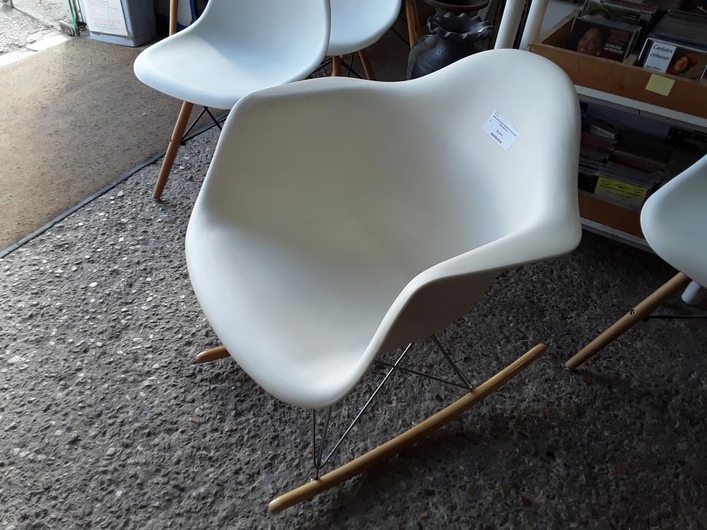 ROCKING CHAIR COQUE PVC BLANCHE PIED BOIS NAT