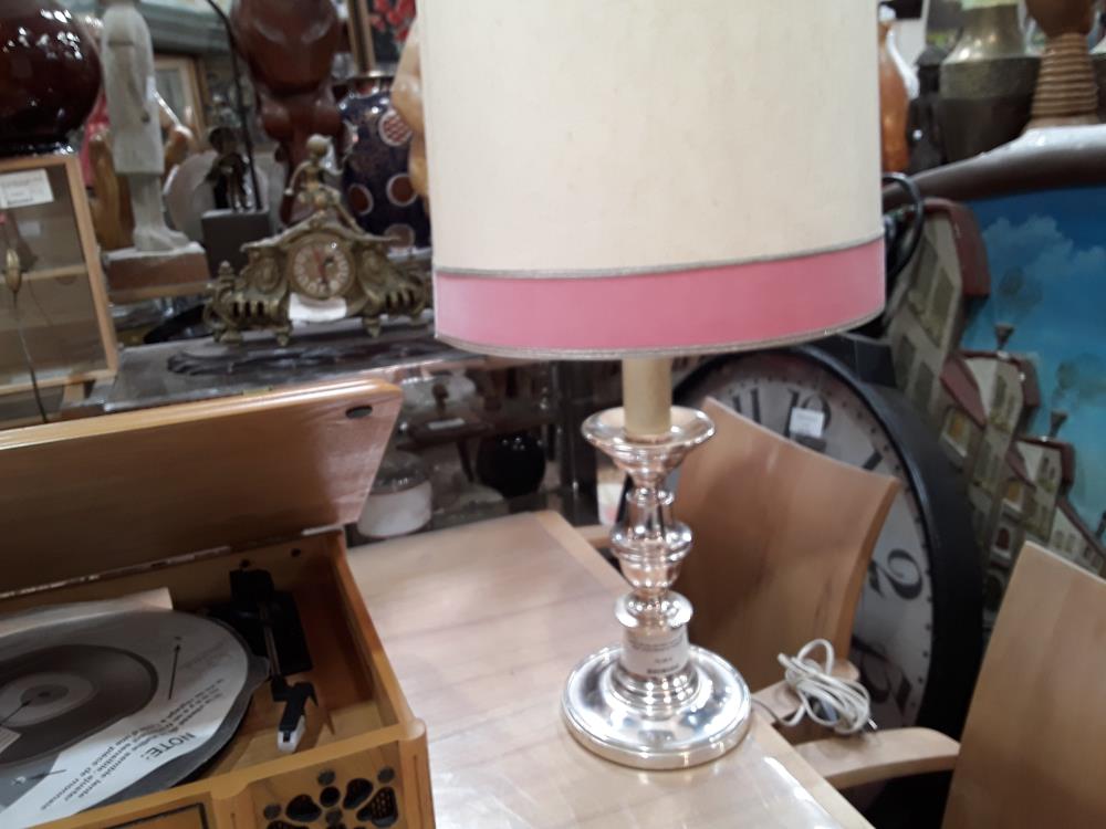 LAMPE DE SALON PIED METAL ARGENTE ABAT JOUR BEIGE ET FRISE ROSE