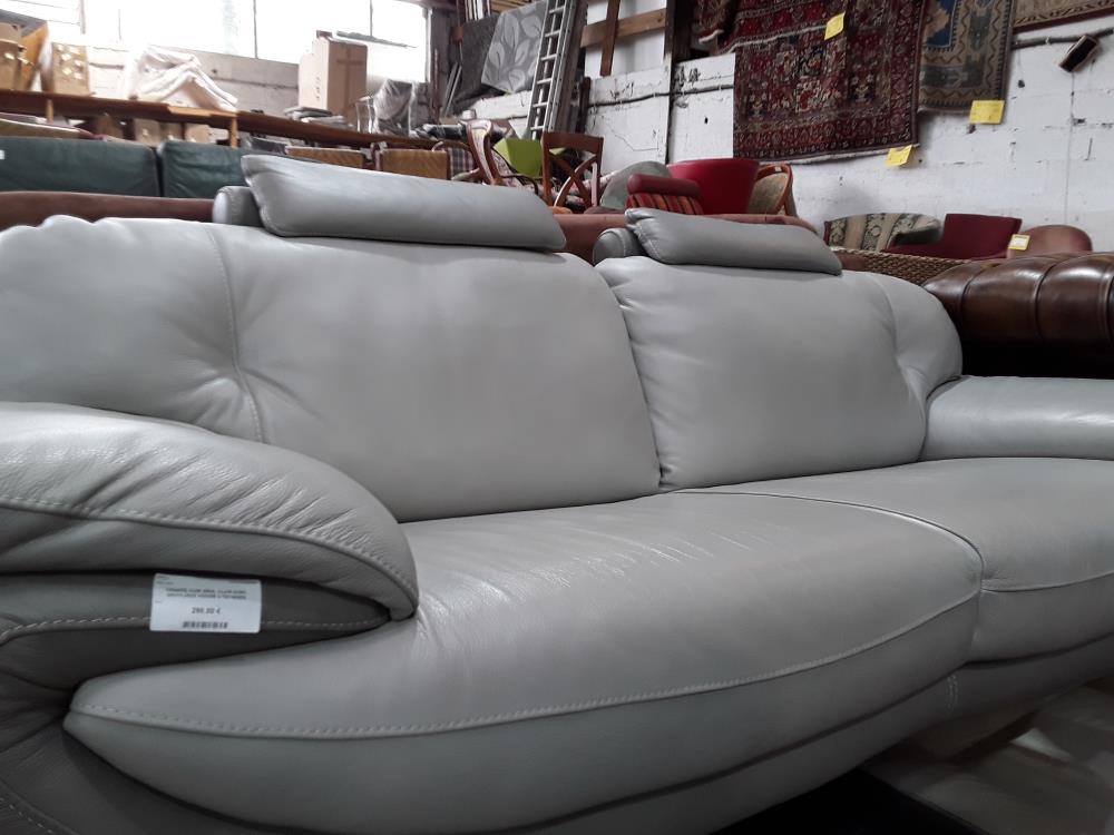 CANAPE CUIR GRIS  CLAIR AVEC GRIFFURES ASSISE 2 TETIERES