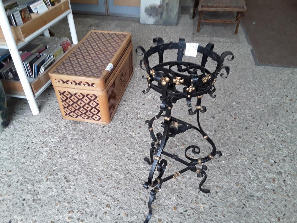 PORTE POT FF NOIR ET DORE A VOLUTES  TRIPODE
