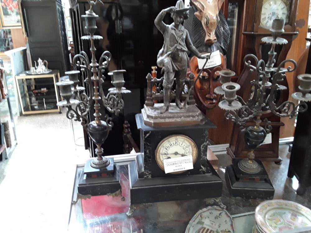 PENDULE A REVISER  MARBRE NOIR AVEC ACCIDENT  CHASSEUR REGULE 2 CANDELABRES DT 1 ACCIDENTE