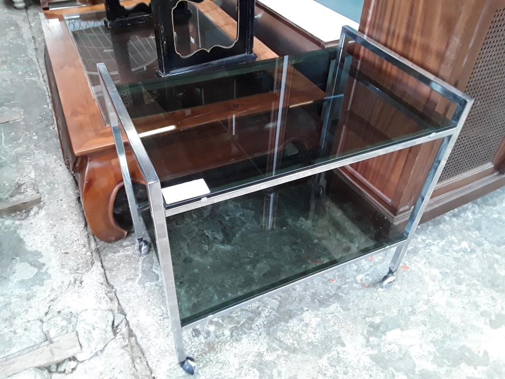 TABLE ROULANTE PIETEMENT CHOME SUR ROULETTES 2 PLATEAUX VERRE FUME PETIT DEFAUT