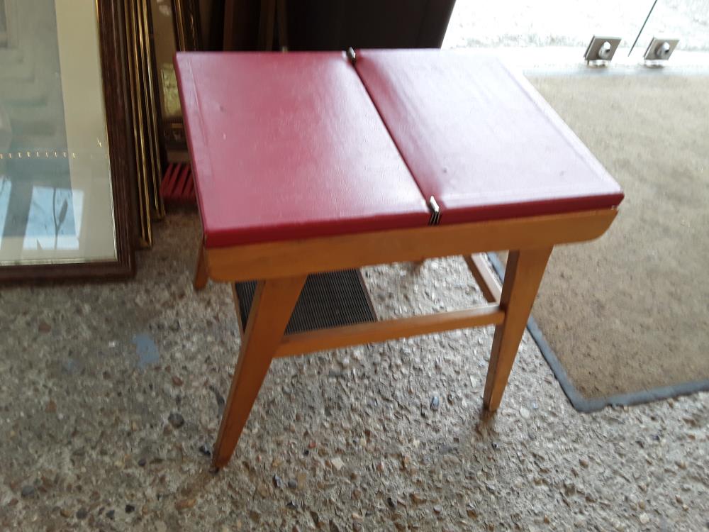TABOURET MARCHE PIED  COFFRE 1 MARCHE SIMILI ROUGE