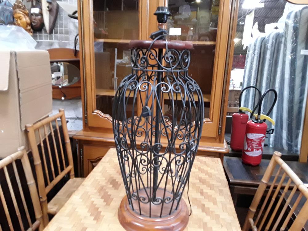 PIED DE LAMPE 72CM PIED METAL AJOURE SOCLE BOIS