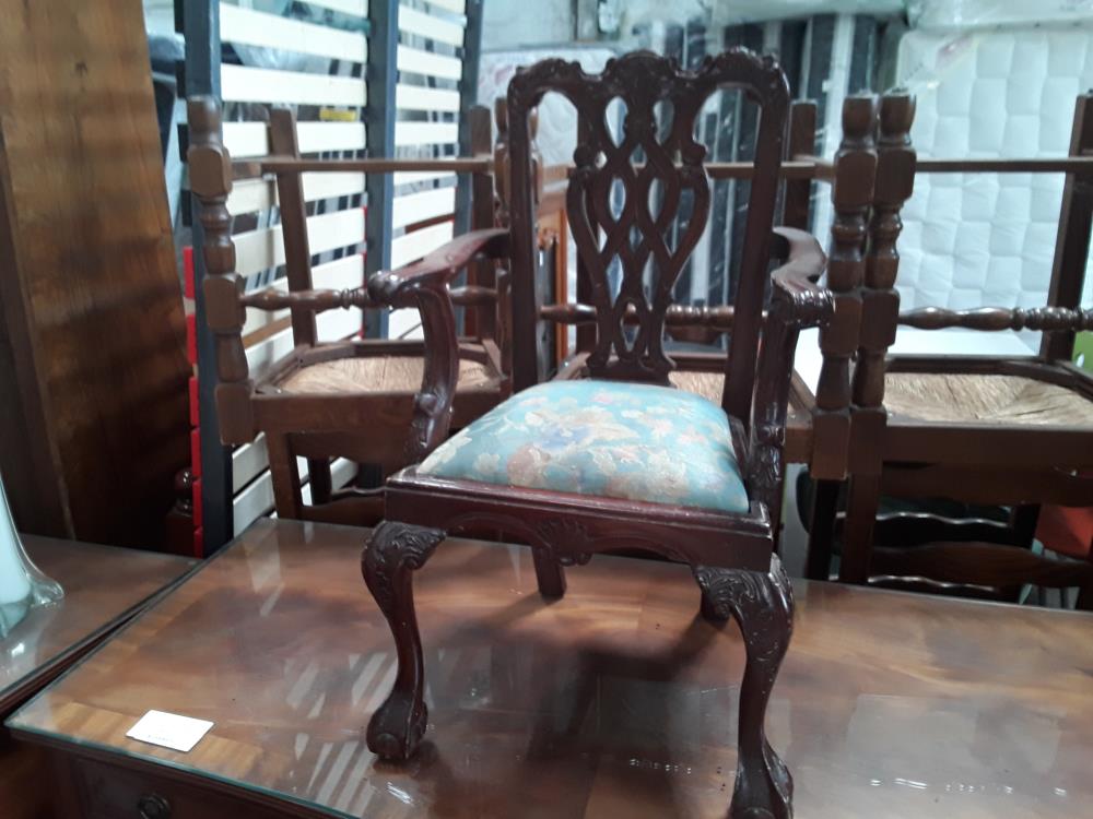 FAUTEUIL DE POUPEE  BOIS AVEC DES RAYURES  PIEDS PATTES DE LION