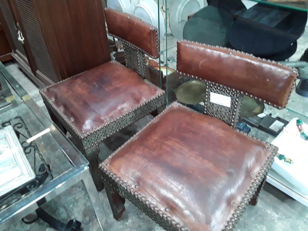 PAIRE DE CHAISES CUIR 1 AVEC GRIFFURE DECOR CLOUTE STYLE ORIENTAL