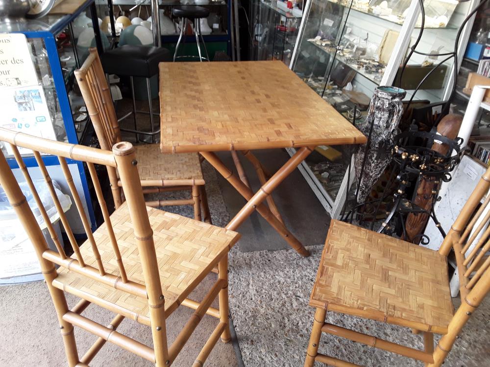 TABLE  121/76CM MARQUETERIE PLACAGE BAMBOU  PIEDS BAMBOU + 3 CHAISES  DT UNE HAUTE