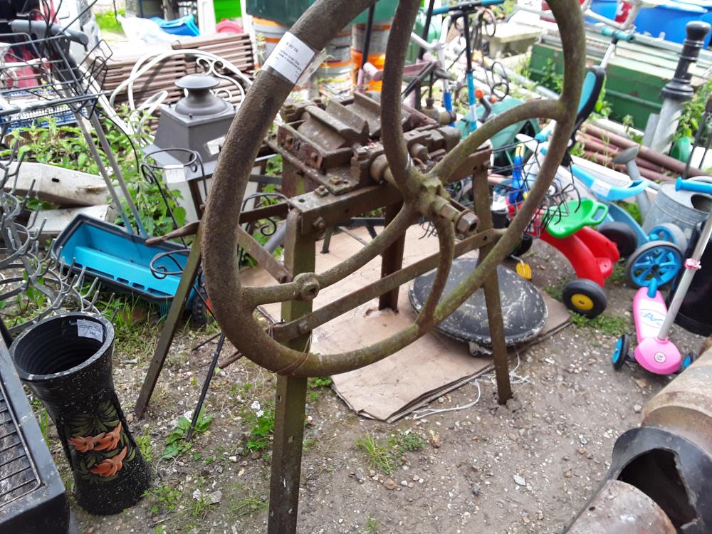ROUE ANCIENNE A BROYEUR SUR PIED DECO ANCIENNE
