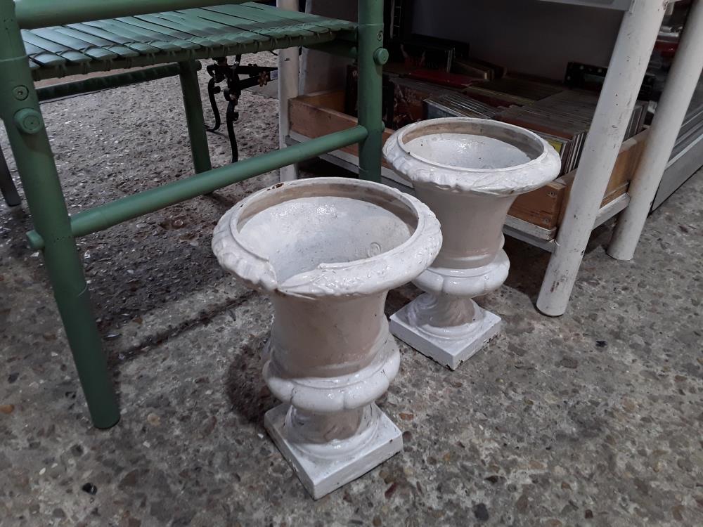 PAIRE DE VASES 30CM EN FONTE BLANC AVEC ACCIDENT