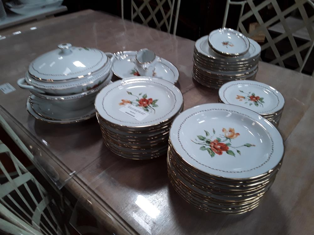 SERICE DE TABLE DECOR FLEURS ROUGE ET ORANGE  VERITABLE PORCELAINE PATES ET EMAUX LIMOGES