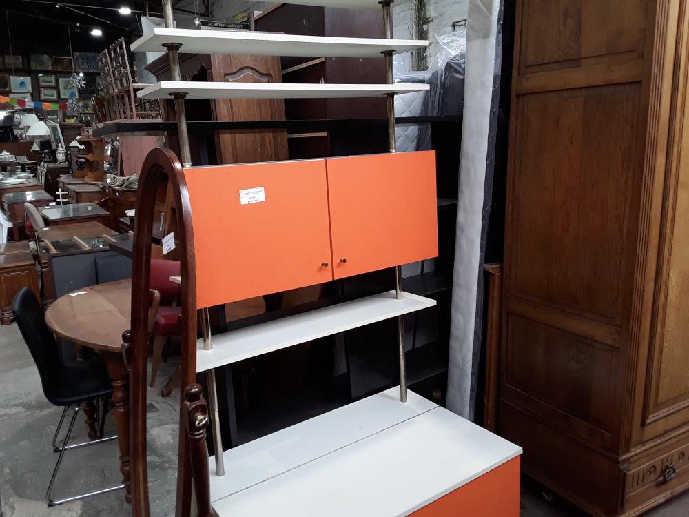 MEUBLE BLANC ET ORANGE ETAGERES ET COFFRE STYLE AN 80