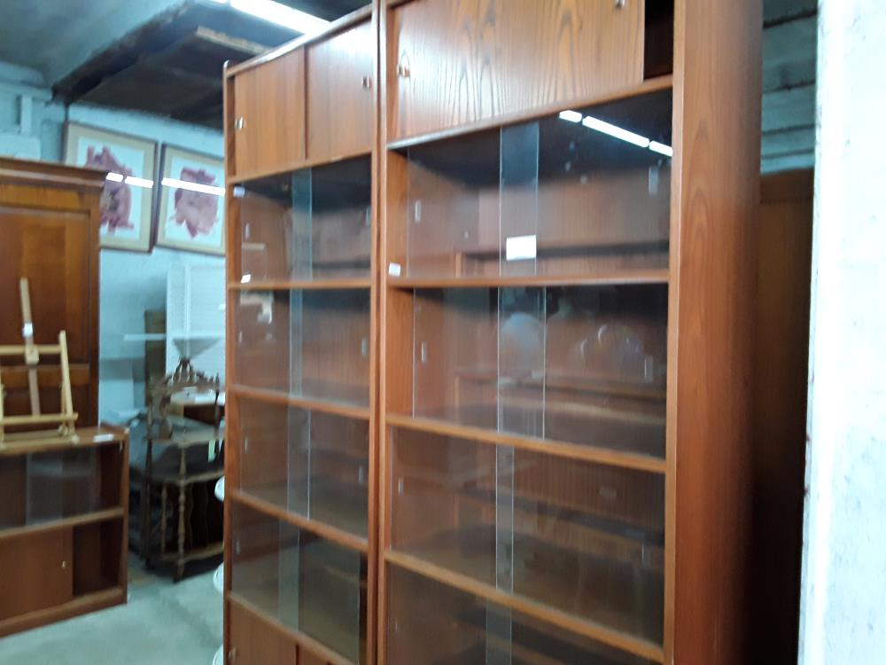 PAIRE DE  BIBLIOTHEQUES TEINTE MERISIER VINTAGE 4P VITREES COULISSANTES 42P PLEINES