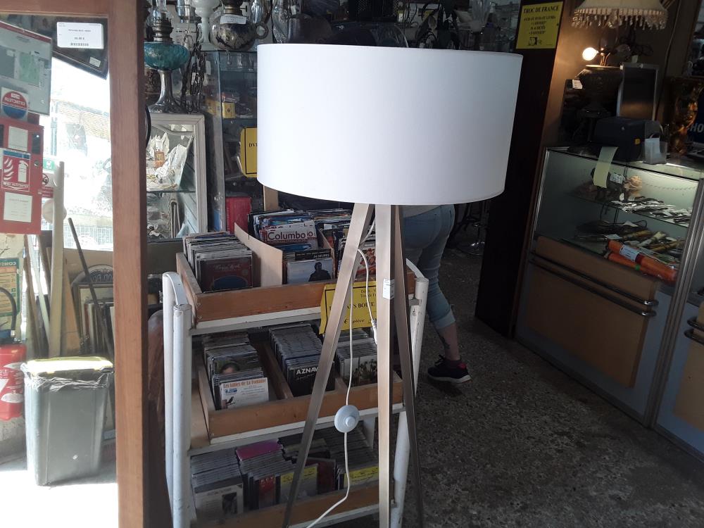 LAMPADAIRE TRIPODE METAL ABAT JOUR BLANC