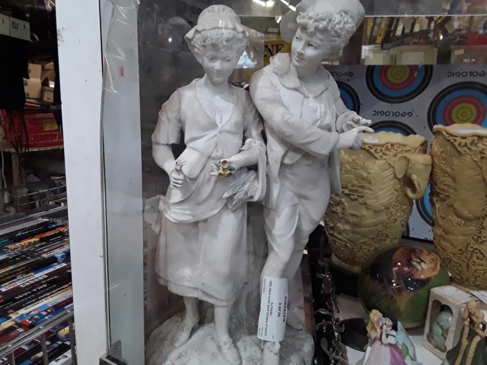 COUPLE PORCELAINE 45CM AVEC DES DEFAUTS