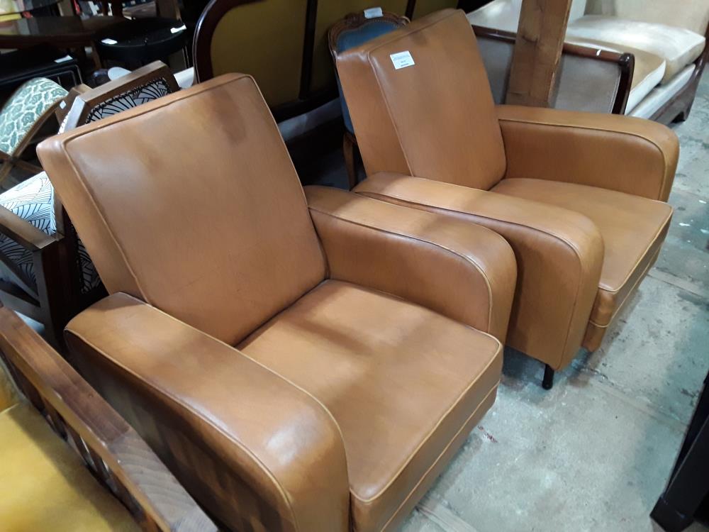 PAIRE DE FAUTEUILS SIMILI CUIR MARRON AIRBORNE A NETTOYER AVEC PETITS DEFAUTS