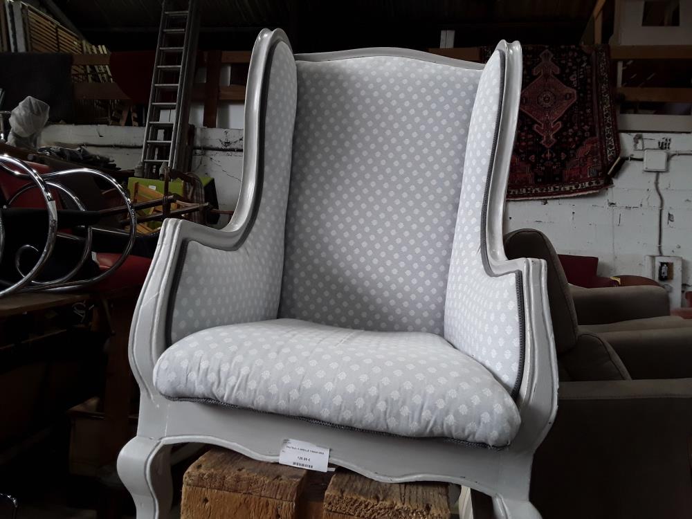 FAUTEUIL A OREILLE TISSUS GRIS