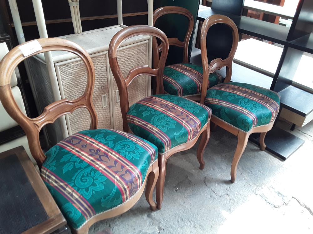 SERIE DE 4 CHAISES STYLE LP MERISIER BLOND ASSISE TISSU RAYE VERT ET AUTRES DT 1 ACCROC