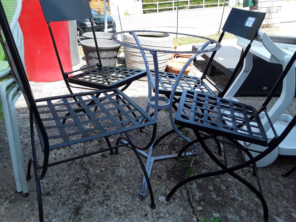 SERIE DE 4 CHAISES METAL NOIRE ASSISE CADRILLE DONT 3 PLIANTES