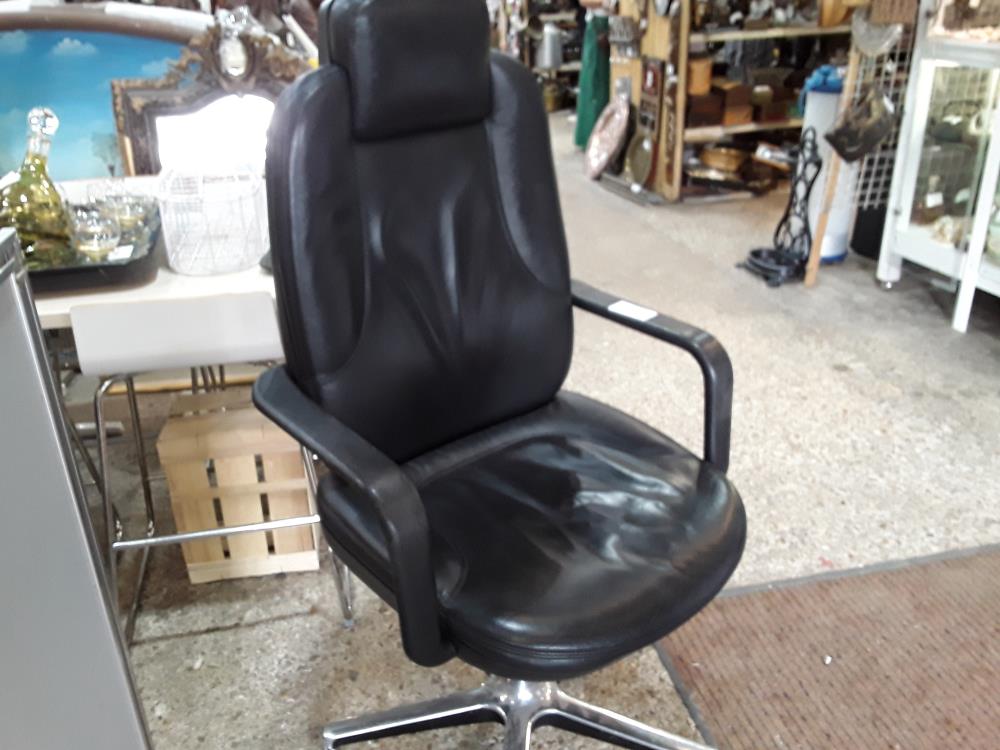 FAUTEUIL DE BUREAU CUIR NOIR PETITES PLISSURES A ROULETTES