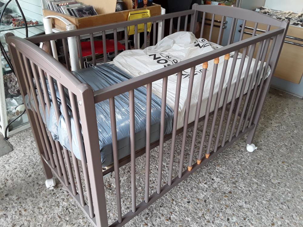 LIT DE BEBE TAUPE A BARREAUX AVEC MATELAS