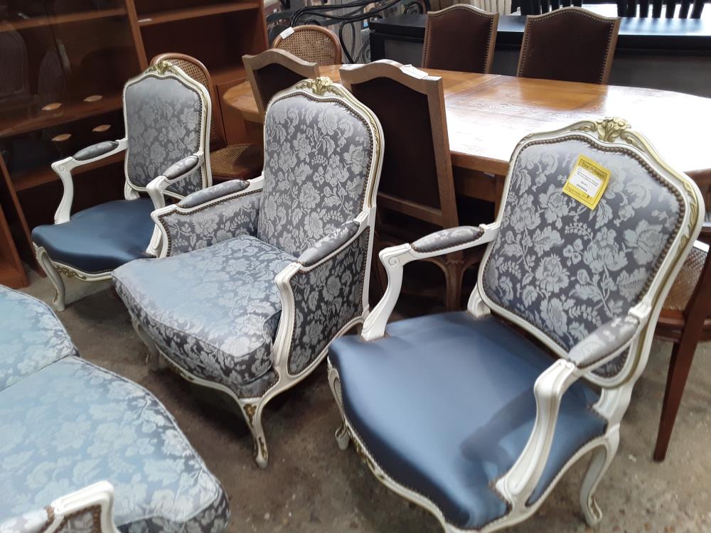 PAIRE DE FAUTEULS STYL REG BLANC TISSU SOYEU ASSISE BLEU DOSSIER FLEURIS