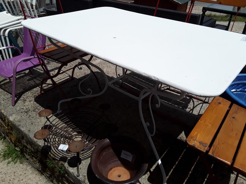 TABLE DE JARDIN RECTANGULAIRE 117/77CM TOLE BLANCHE ET FER