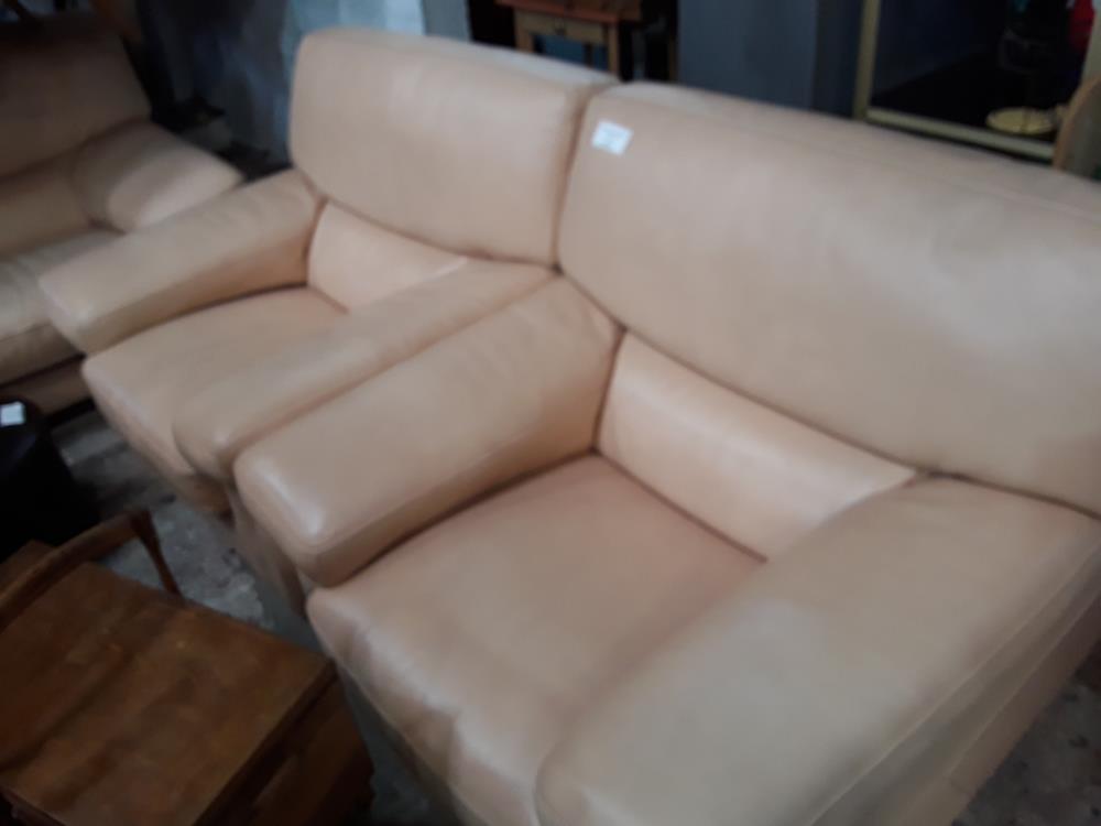 PAIRE DE FAUTEUILS CUIR BEIGE CLAIR ROCHE BOBOIS