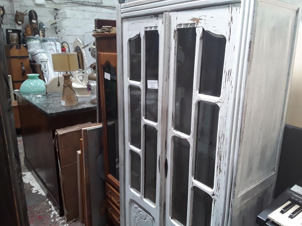 VITRINE ANNEE 40 CERUSEE BLANC AVEC ETAGERES SANS CLE