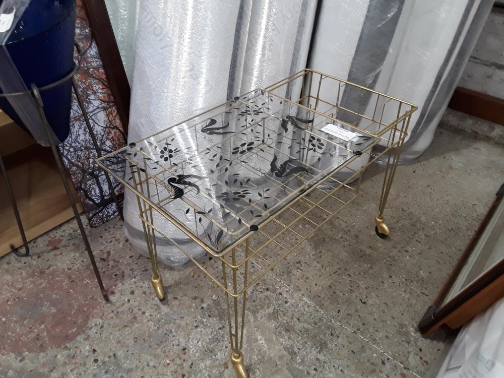 TABLE BASSE SUR ROULETTES VINATGE  DOREE PLATEAU VERRE DECOR NOIR