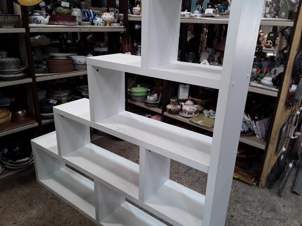 ETAGERE IKEA BLANCHE EN ESCALIER A CASES PETITS DEFAUTS