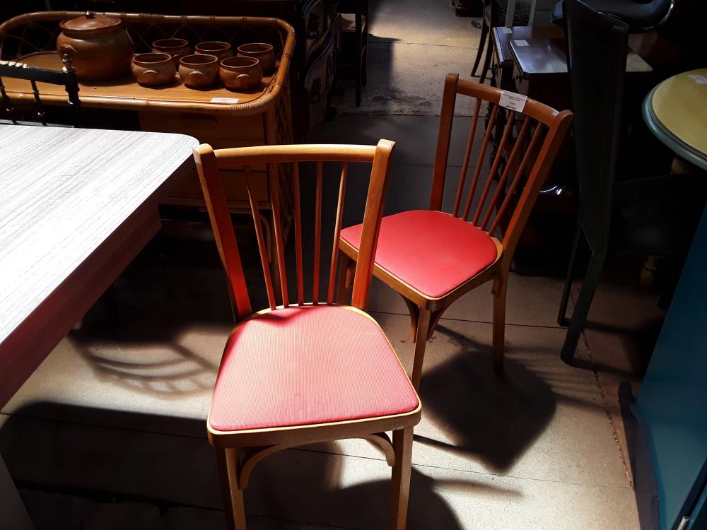 PAIRE DE CHAISES BAUMANN BOIS NAT ASSISE SIMILI ROUGE