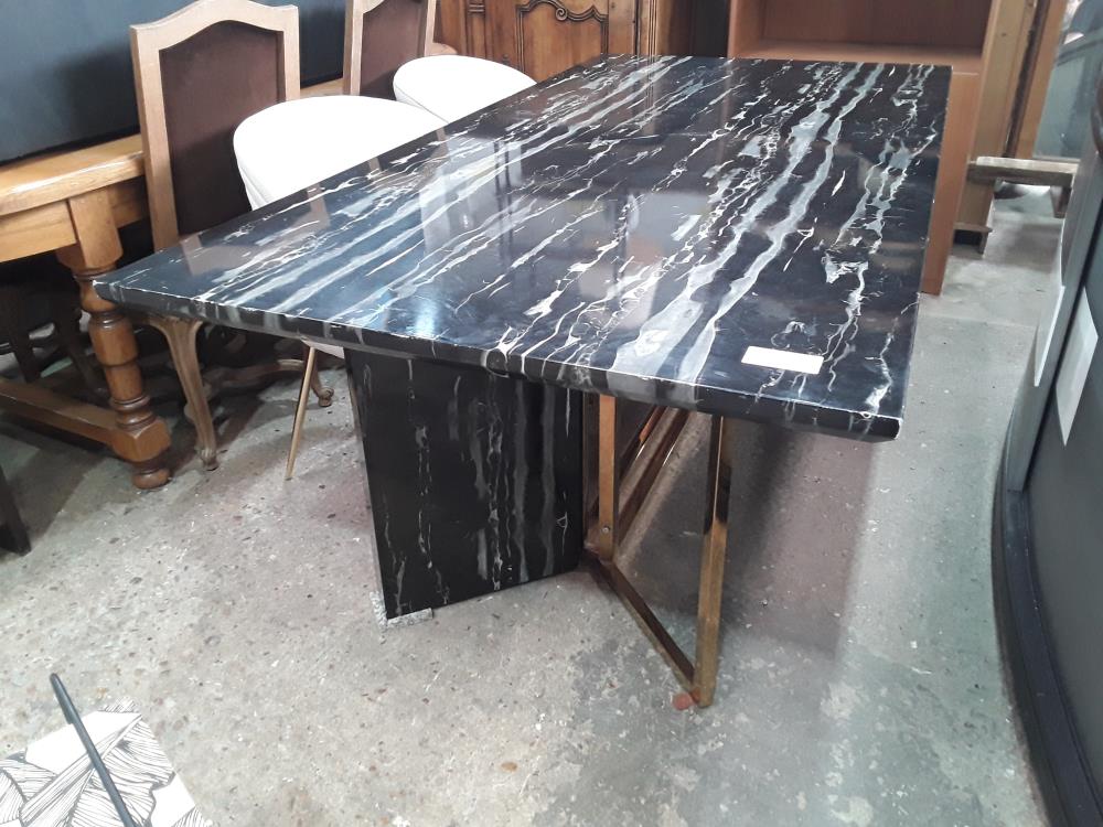 TABLE RECT 200X150 BOIS FACON MARBRE NOIR PIED LAITON FROTEMENTS SUR TRANCHE