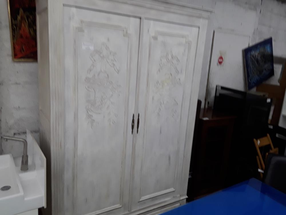 ARMOIRE 2P CHENE PATINEE CERUSEE BLANCHE DECOR PANIERS DE FLEURS LINGERE