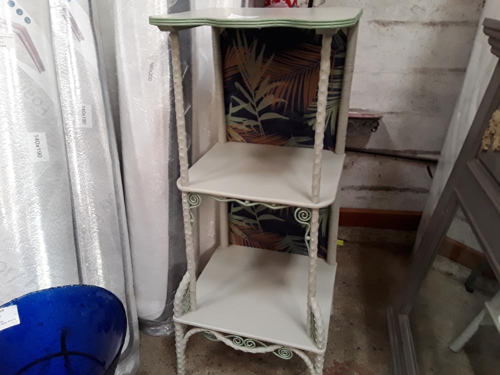 ETAGERE BOIS GRIS 3 NIVEAUX FOND PAPIER PEINT FLEURIS