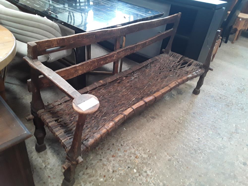 BANC AFRICAIN A RESTAURER ASSISE TRESSEE MANQUE 1 ACCOUDOIR
