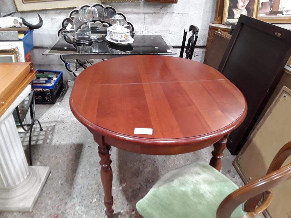 TABLE OVALE MERISIER 100X120 + 3 ALLONGES DE 40CM LEGERE RAYURES PLATEAU