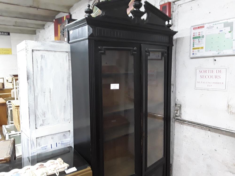 VITRINE 2P NOIRE AVEC FRONTON ANCIENNE