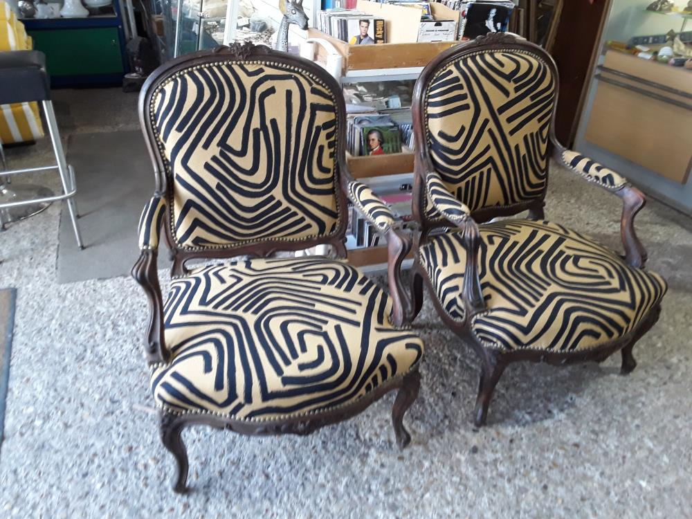 PAIRE DE BERGERES A LA REINE STYLE REG TISSU JAUNE RAYURES NOIRES